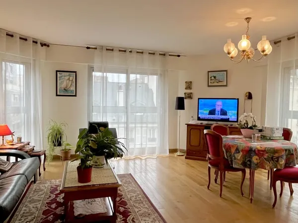 DANS UNE RESIDENCE SERVICES SENIROS RUE DE VAUGIRARD 2P 53,85m2 BOW WINDOW 
