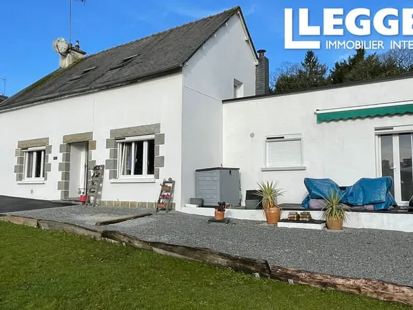 Propriété de trois chambres, dont une au rez-de-chaussée. Maison familiale lumineuse et 