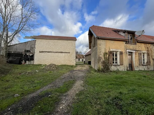 Ensemble immobilier à rénover - Maison/Grange/local/garage 