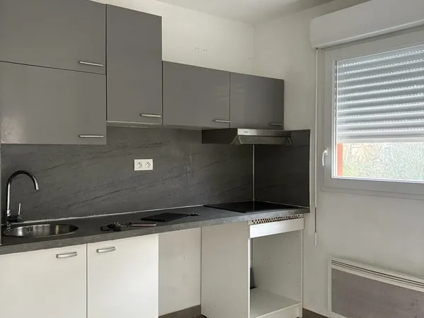 825 € / charges comprises 