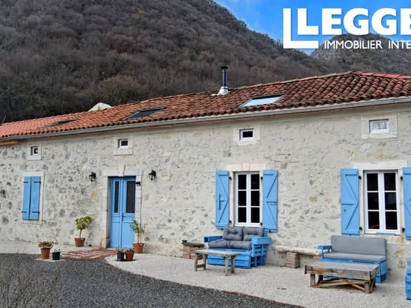 Un charmant village au pied des Pyrénées Votre escapade française de rêve vous attend ! 