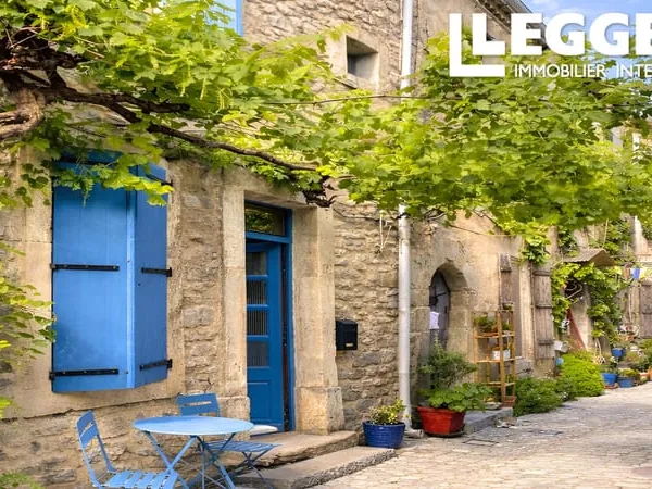 Charmante maison de village confortable avec 4 chambres, 2 salles de bains, garage, grande terrasse 