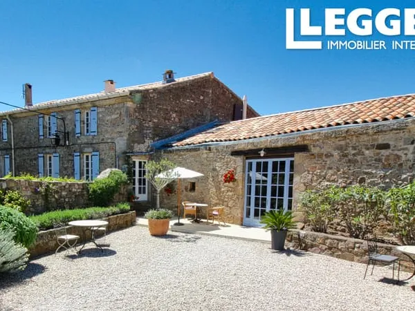 Château d'exception restauré avec maison de village mitoyenne. Chambres d'hôtes de charme proche 