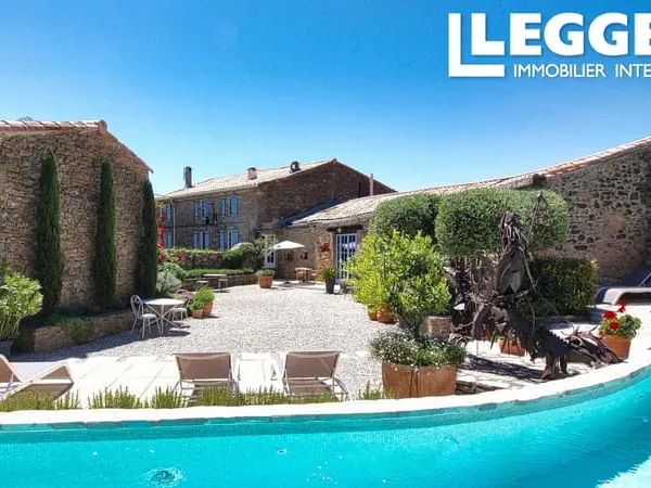 Magnifique château, 6 chambres plus appartement, proche de Lodève. Actuellement exploité en 