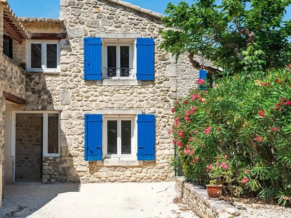 A vendre mas en pierre avec espaces verts 