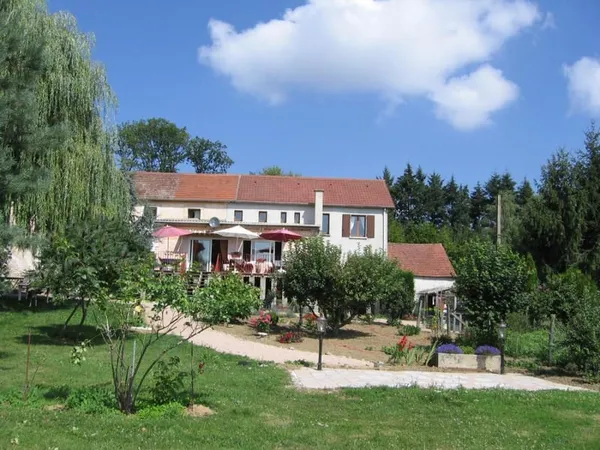 Lalizolle Entreprise active à reprendre avec 5 chambres d'hôtes, camping et restaurant