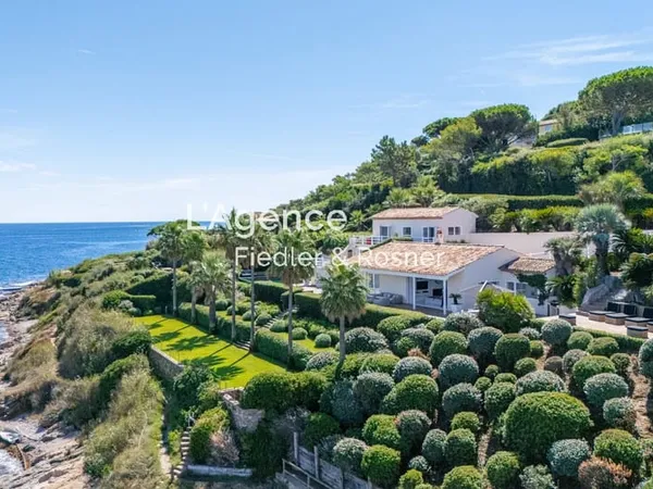 REF 267 : SAINT TROPEZ - LES PARCS - VILLA PIEDS DANS L'EAU 