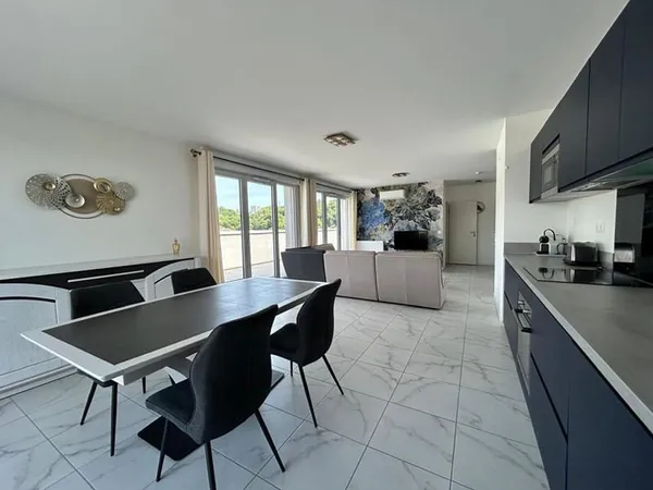 Appartement T3 de 97 m2 environ moderne vendu meublé au 6 eme et dernier étage avec une vue 