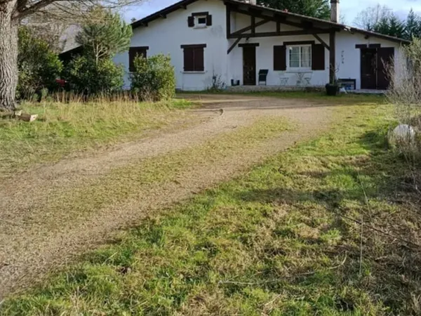 Biganos - A LOUER T6 de 160m². Loyer: 1500€ 