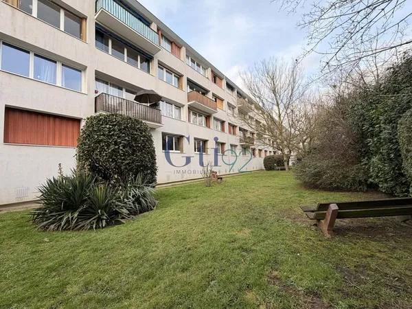 LIMITE DU PANORAMA - RESIDENCE AVEC JARDIN - APPARTEMENT TRAVERSANT