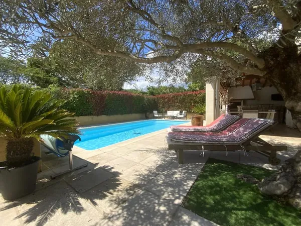 Villa méridionale avec terrain et piscine. 