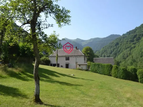 Grande maison avec dépendances à la montagne proche Aspet 
