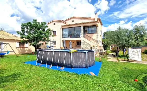 Grande villa louée avec 2 garages et dépendance sur 1120 m2 
