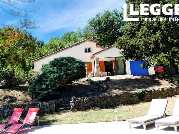 Jolie maison provencal avec piscine chauffer au pied du village 
