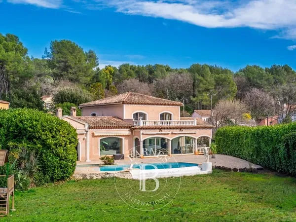 Roquefort-les-Pins - Elégante villa familiale rénovée à pied du centre ville