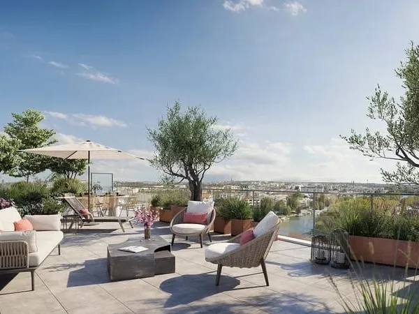 **Rare DERNIER ETAGE TERRASSE Sud avec PARKINGS Proche PLAGES et COMMERCES**