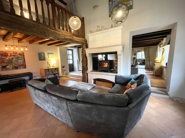 Woodland-Edge 4/5 Bedroom Home with Stunning Views, Pool & Exceptional Privacy