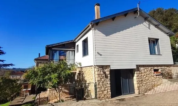Tout proche du centre ville de Lalinde, jolie maison rénovée de