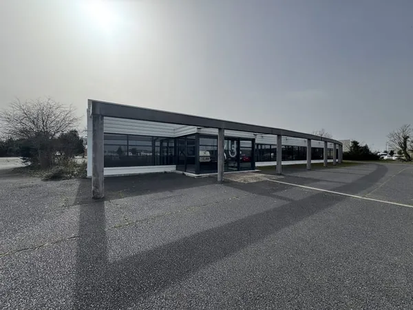 NIORT - Av de Limoges / Bâtiment commercial 1 150 m2 - Terrain de 7 000 m2 env.