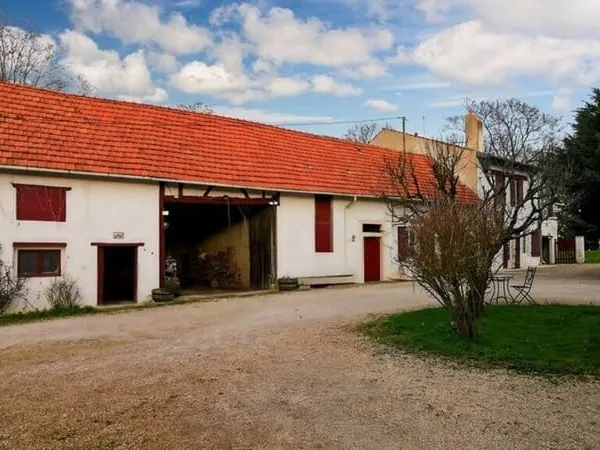 Ensemble immobilier sur terrain clos de 1ha
