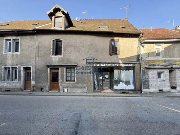 Immeuble comprenant 3 Logements, un Local commercial et 2 Garages, au centre ville de ROUGEMONT.