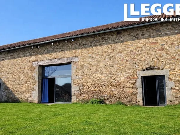 Une grange aménagée, un studio, une maison à rénover entièrement ainsi que plusieurs dépendances.