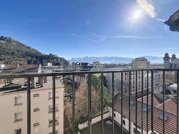 Dernier étage secteur gare : T1 bis (56m2 au sol) en duplex avec balcon et vue dégagée