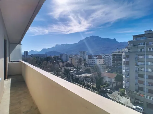 Début Libération/Jean Jaurès : spacieux T3 rénové en étage élevé avec ascenseur et balcons