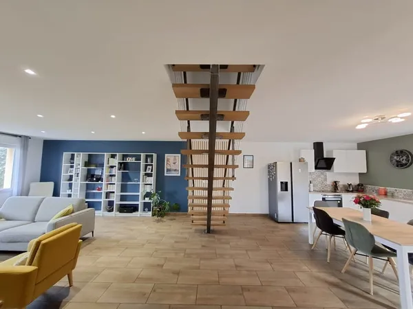 CENTRE BOIS D'OINGT - MAGNIFIQUE DUPLEX DE 179m2 offrant une pièce de vie de plein pieds de 58m2 et 