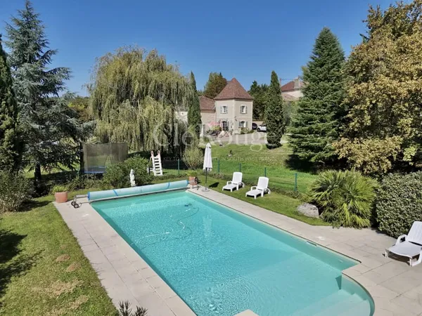 Proche de Monségur - Magnifique propriété de 5 chambres avec parc arboré et piscine