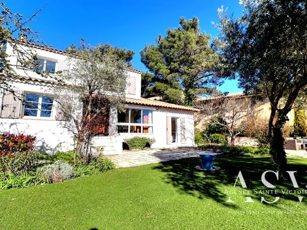 Maison de type 7 - 162m2 sur une parcelle de terrain de 833m2 avec piscine et garage