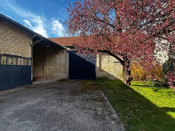 A Caurel , Grange, dépendance et jardin.
