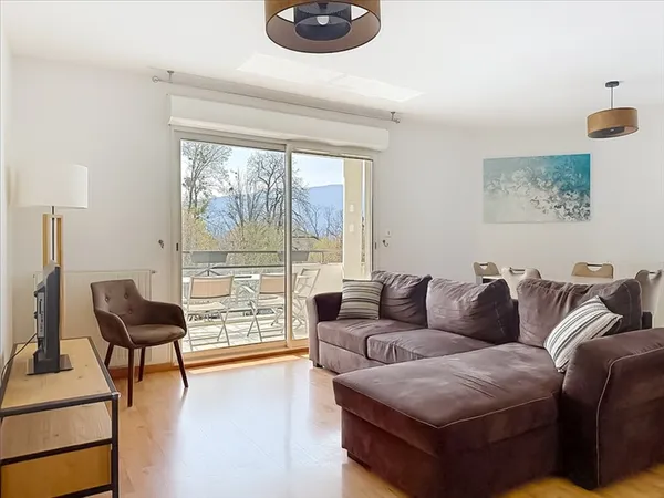 T4 meublé avec balcon - vue dégagée sur le Salève - Ambilly