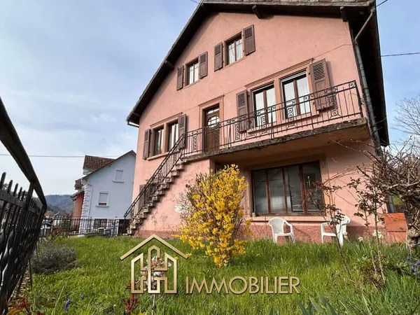 Maison familiale avec jardin et garage.