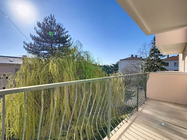 Annonay - appartement lumineux, traversant avec terrasse.