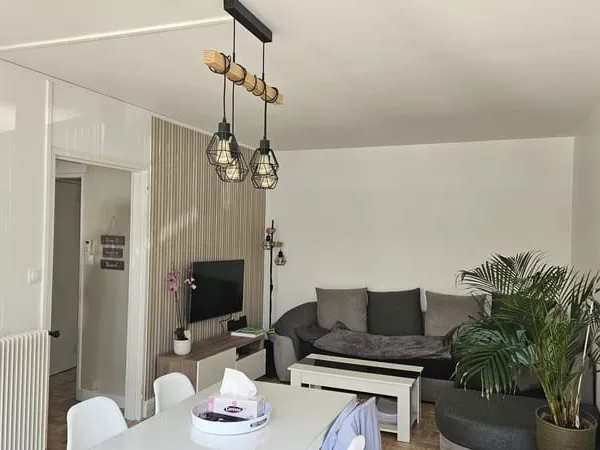 Proche métro, bel appartement (64 m2) avec balcon et cave.