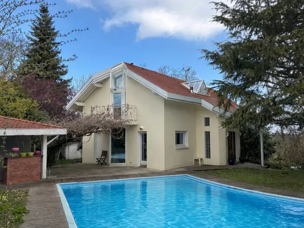 Villa d'architecte avec piscine à 5min de la frontière