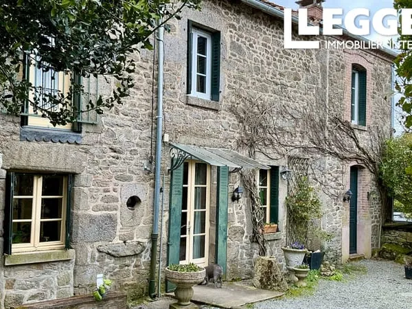 Une charmante maison individuelle en pierre de 4 chambres qui a conservé ses éléments d'origine, ave