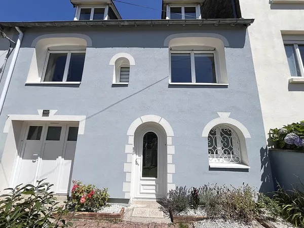 Maison années 50 rénovée, jardin et dépendance