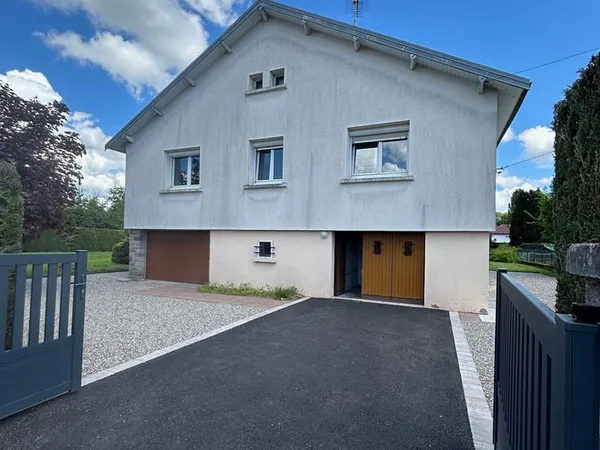MAISON FAMILIALE 4 CHAMBRES GARAGE ET TERRAIN CENTRE LURE