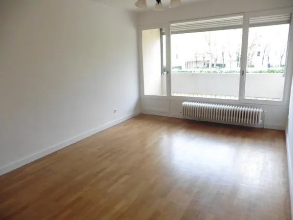 Appartement T3 avec balcon situé à Écully proche des bus et du centre commercial Grand Ouest