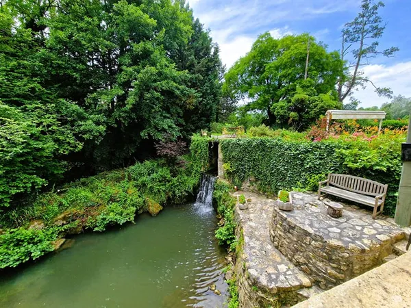 Moulin du XIIIème siècle restauré en bord de cascade - EXCLUSIVITE