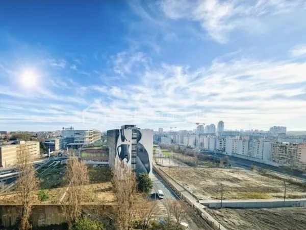 Paris - Au pied du métro - 5000 euros/m2 !