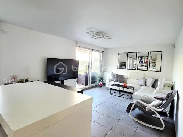 A vendre- Appartement T4 Rez-de-Jardin et 3 chambres, jardin privatif et terrasse, double parkings e