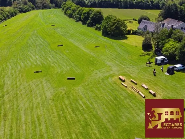 Domaine équestre 26 Hectares avec Gîte