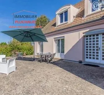Maison de 194 m2 sur très grand terrain et dépendances.