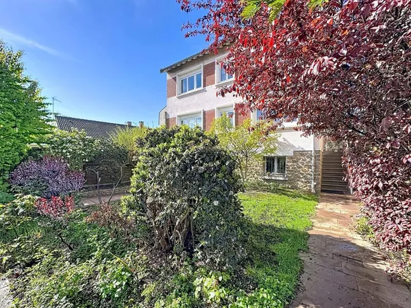 GRANDE MAISON FAMILIALE - QUARTIER PRISE - PROCHE RER A