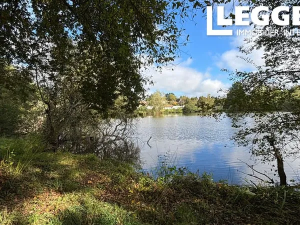 Lac avec cabane dans un cadre tranquille à proximité des commodités