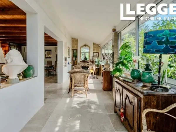 Villa plein sud sur 2 niveaux avec 3 chambres, 2 salles de bains, garage et jardin avec piscine proc