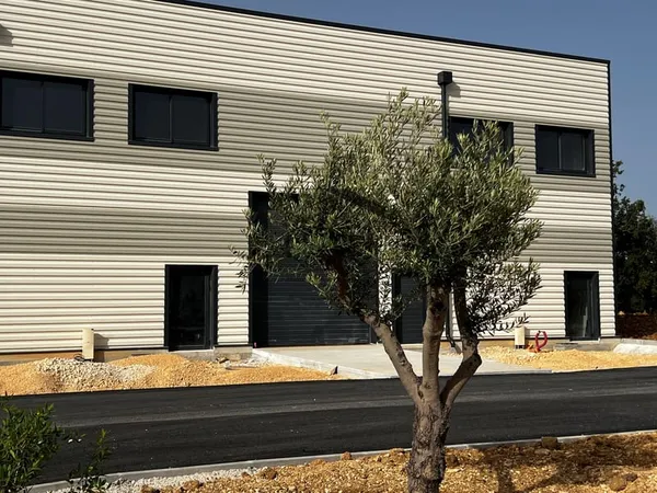 Local d'activité neuf de 319.45m2 à louer zone industrielle de Signes Le Castellet